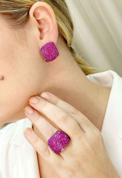 Anel Audrey com pedras fucsia banhado no vintage