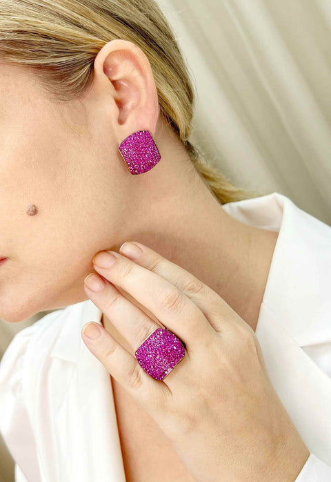 Brinco Audrey com pedras fucsia banhado no vintage