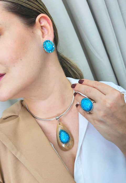 Colar Celeste de aro prata com pingene de resina marrom e pedras azuis