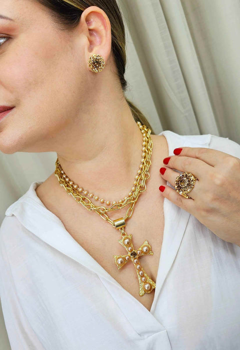 Colar Aura de crucifixo dourado e perolas fendi