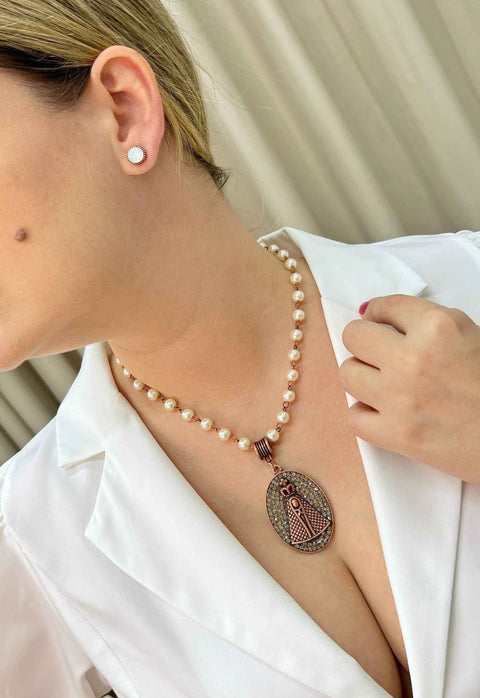 Colar devoção com pingente de Nossa Senhora Aparecida com perolas no banho ouro vintage