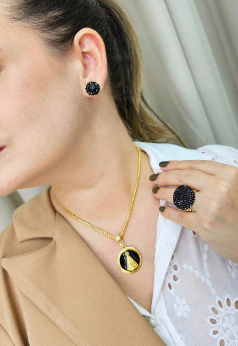Colar com pingente de Nossa Senhora Aparecida com esmaltação preta