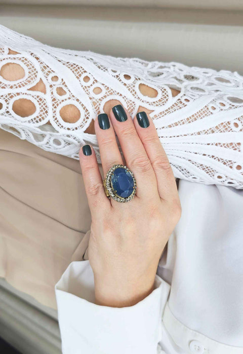 Anel Helena oval de pedra azul com black diamond banhado no ouro velho