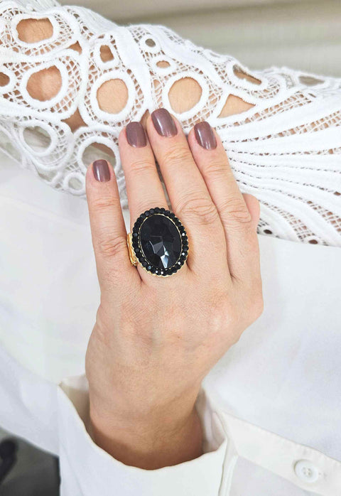 Anel Doha Black oval com pedras pretas banhado no dourado