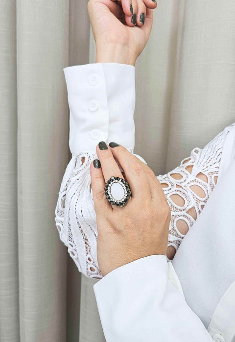 Anel Fascínio oval com pedra branca e hematite banhado no ouro velho