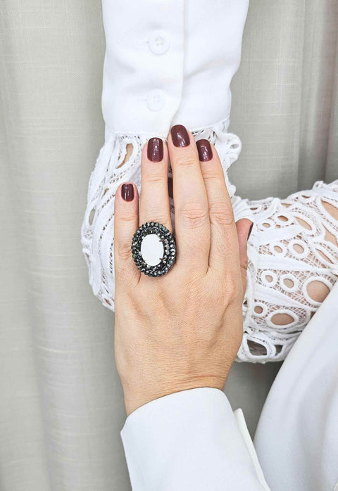 Anel Valquíria oval com pedra leitosa e strass hematite banhado no grafite