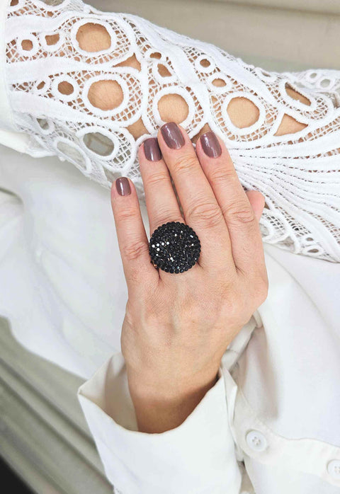 Anel Georgina redondo de pedras pretas banhado no vintage