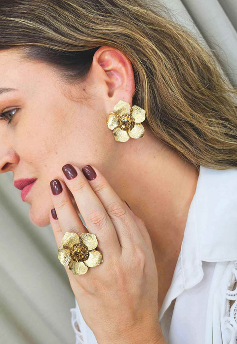 Anel Margarida em formato de flor banhado no dourado