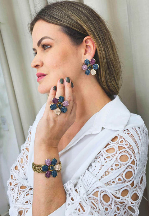 Brinco Liz colors com pingente de flor colorida banhado no ouro velho
