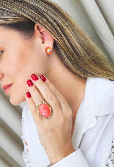 Brinco Raquel pequeno com pedras em tons coral e boreal banhado no dourado