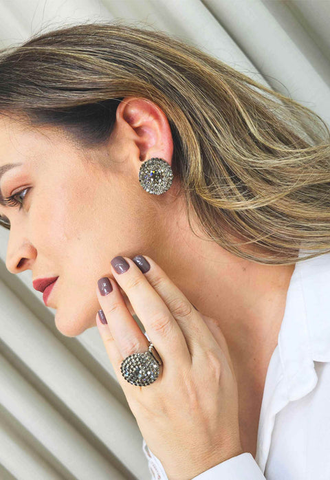 Brinco Irresistível redondo com pedras black diamond banhado no prata