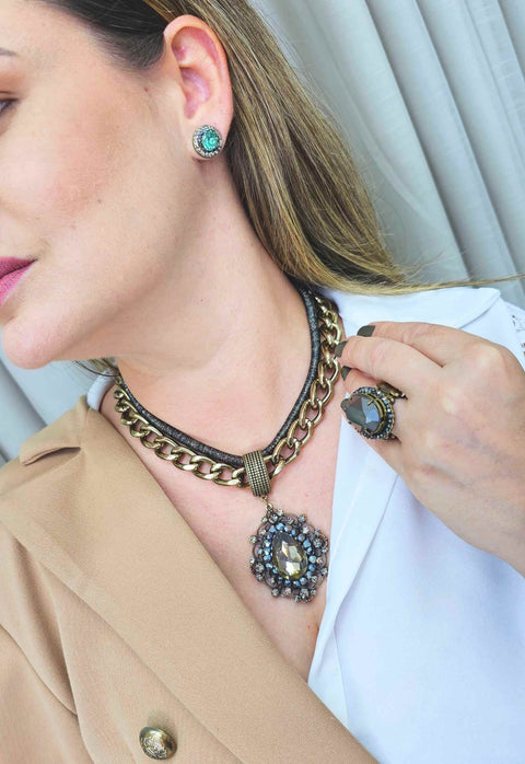 Colar Quiara ouro velho com pingente com pedras black diamond e verde
