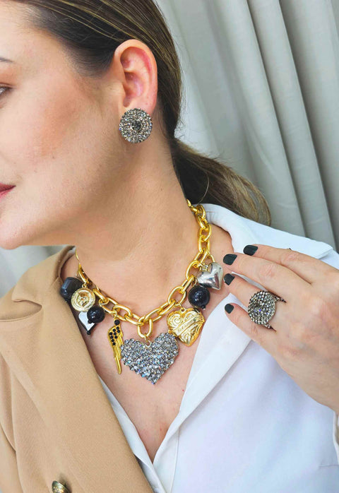 Colar Irresistível com maxi pingente de coração black diamond e pingentes de pedras pretas banhados no dourado e prata