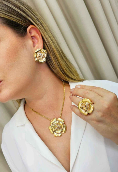 Colar Cecília gold com pingente de flor banhado no dourado