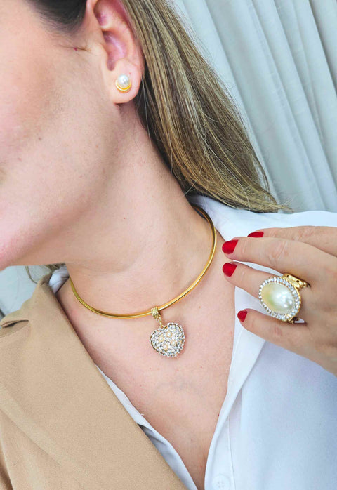 Colar de aro Magnólia com pingente de coração de pérolas com strass cristal banhado no dourado
