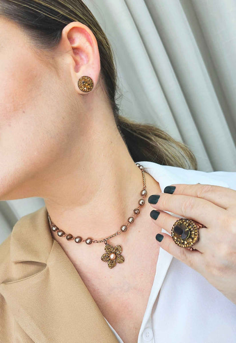 Colar Eloise de perolas marrons com pingente de flor marrom e correntes venezianas