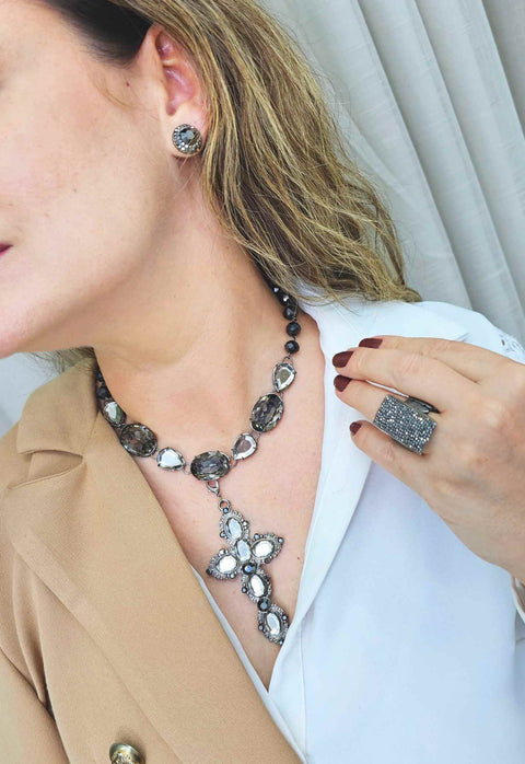 Colar Consagração com pingente de crucifixo e pedras black diamond e hematite