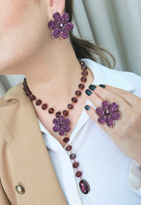 Colar Avelina com pingente de flor e pedras na cor ametista banhado no vintage