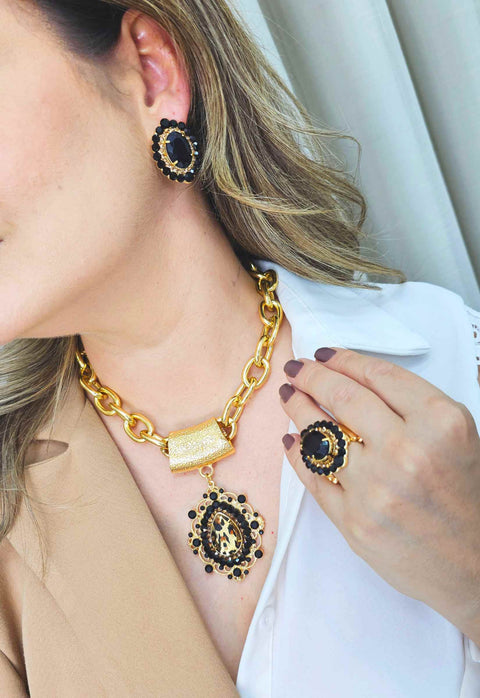 Colar Simone classico com pingente de pedras pretas e animal print banhado no dourado