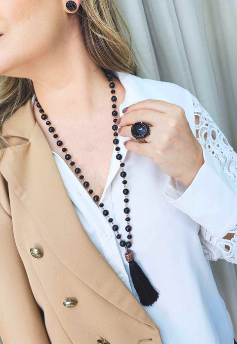 Colar Dália longuinho com tassel e bolas pretas banhado no vintage