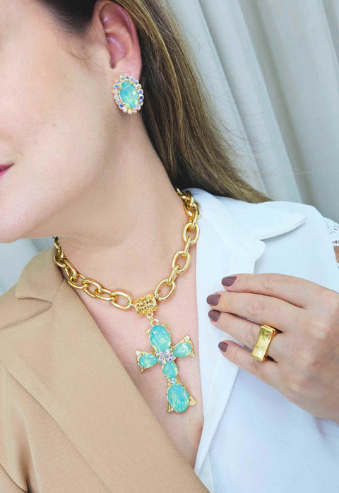 Colar Ester menta com crucifixo de pedras menta e boreal banhado no dourado
