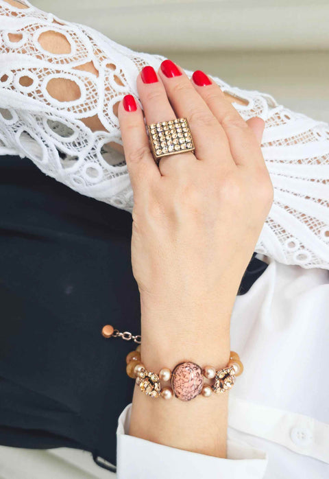 Pulseira Mariana Glamour com pedras coral e correntes vintage