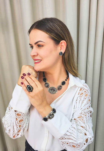 Colar Aconchegar black com pedras pretas banhado no prata