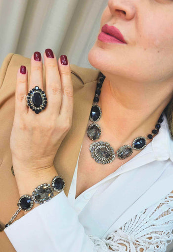 Colar Aconchegar black com pedras pretas banhado no prata