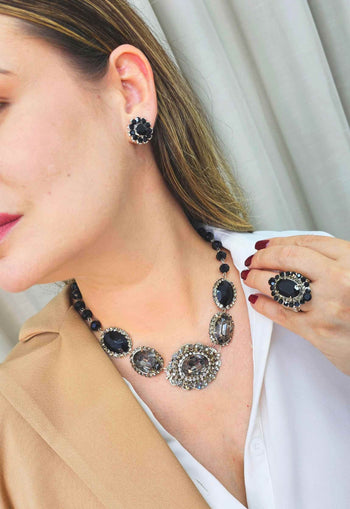 Brinco Aconchegar black de pedras pretas banhado no prata