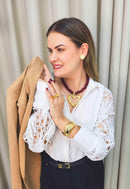 Colar Alma com pingente de coração dourado e bolas vermelhas
