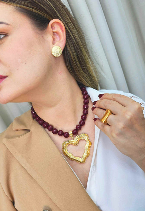 Colar Alma com pingente de coração dourado e bolas vermelhas