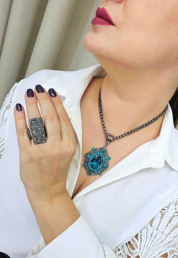 Colar Raridade com pingente de strass blue zircon e veneziana onix