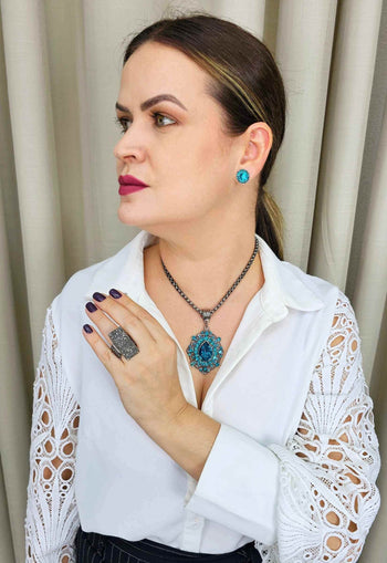 Colar Raridade com pingente de strass blue zircon e veneziana onix