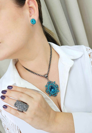 Colar Raridade com pingente de strass blue zircon e veneziana onix