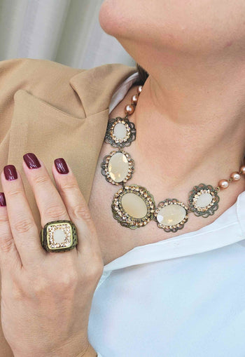 Anel Aconchegar ouro velho com pedras peach