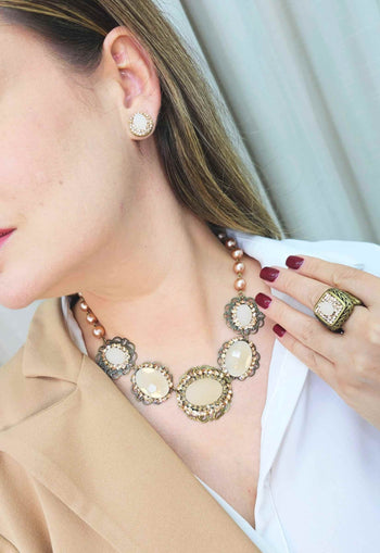 Brinco Aconchegar ouro velho com pedras peach