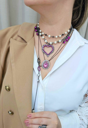 Colar Patricia com mix de correntes e pingente de coração pink e perolas