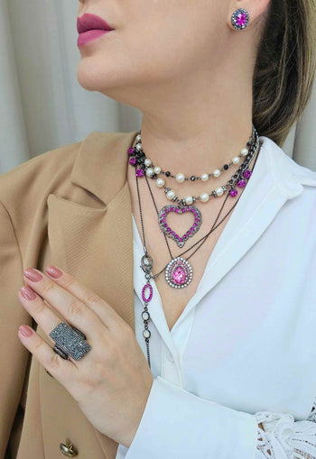 Colar Patricia com mix de correntes e pingente de coração pink e perolas