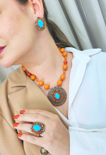 Colar Ambaris com pingente de mandala e pedras laranja coral e azul