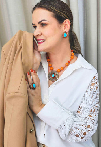 Colar Ambaris com pingente de mandala e pedras laranja coral e azul