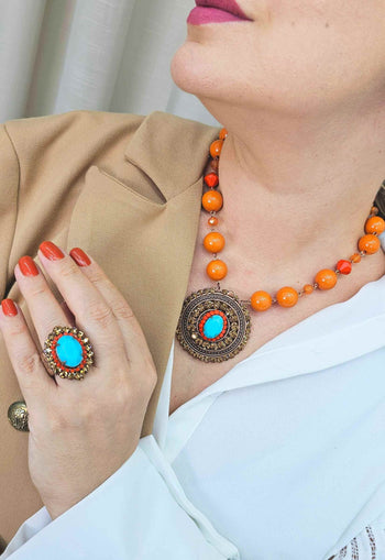Colar Ambaris com pingente de mandala e pedras laranja coral e azul
