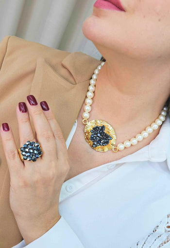 Colar Supreme com perolas e strass hematite banhado no dourado