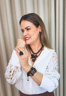 Colar Metamorfose com pingente de borboleta e pedras pretas