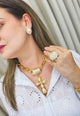 Colar Ester Gold com crucifixo de perolas e elos dourados