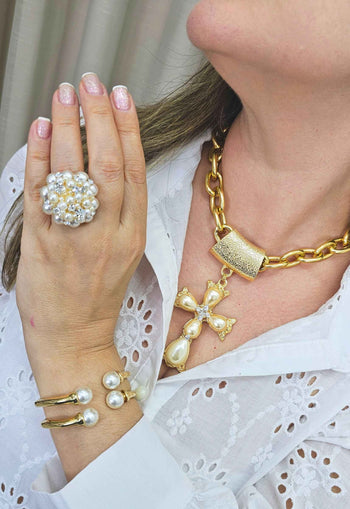 Colar Ester Gold com crucifixo de perolas e elos dourados