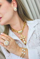 Colar Ester Gold com crucifixo de perolas e elos dourados