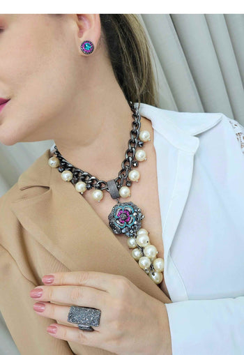 Colar Prestigio de perolas com pingente de flor colorida banhado no grafite