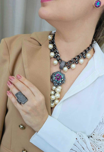 Colar Prestigio de perolas com pingente de flor colorida banhado no grafite