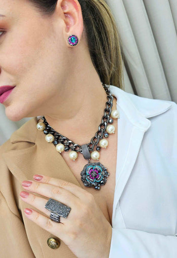 Colar Prestigio de perolas com pingente de flor colorida banhado no grafite