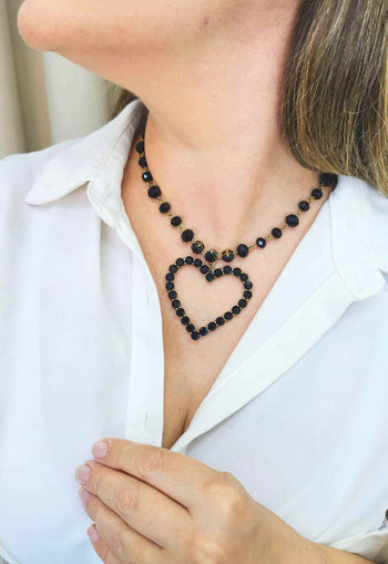 Colar Elisangela black com pingente de coração e pedras pretas